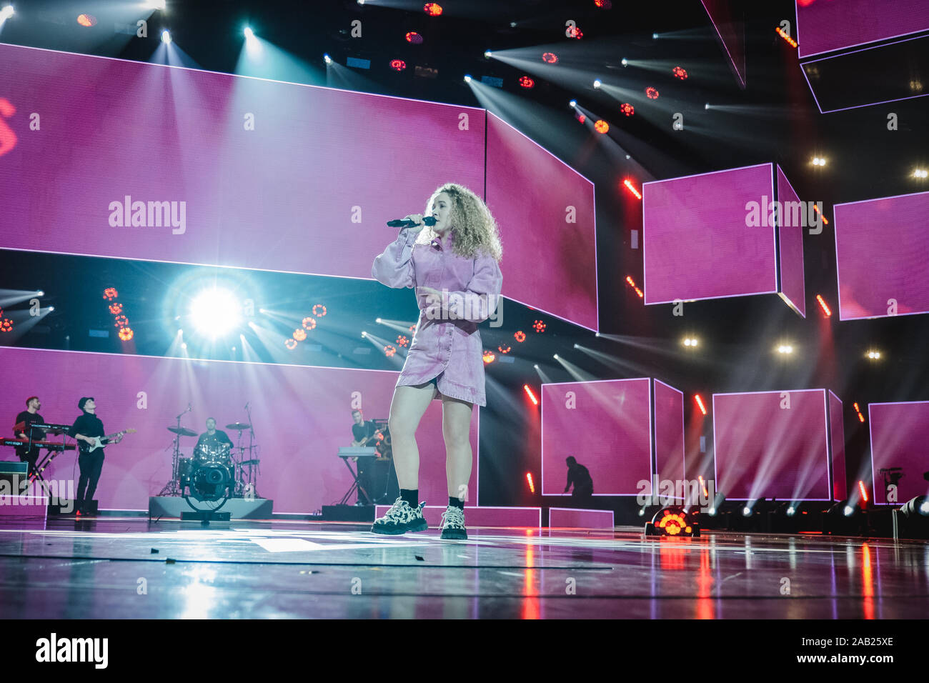 Zürich, Schweiz. 22., November 2019. Die norwegische Sängerin und Songwriterin Emma Steinbakken führt ein Live Konzert während der Energy Star-Nacht 2019 im Hallenstadion in Zürich. (Foto: Gonzales Foto - Tilman Jentzsch). Stockfoto
