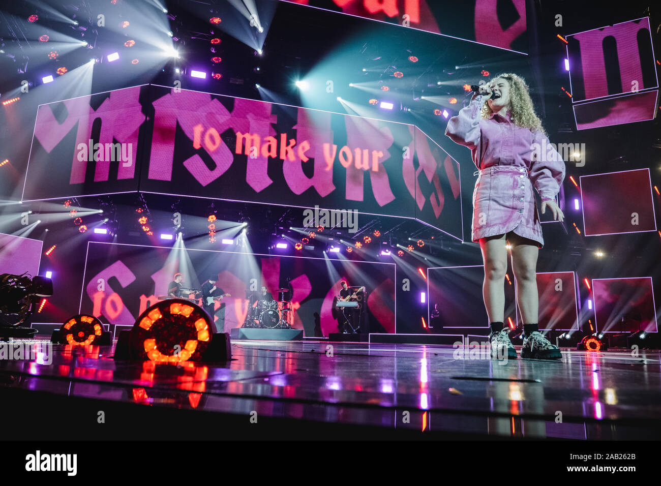 Zürich, Schweiz. 22., November 2019. Die norwegische Sängerin und Songwriterin Emma Steinbakken führt ein Live Konzert während der Energy Star-Nacht 2019 im Hallenstadion in Zürich. (Foto: Gonzales Foto - Tilman Jentzsch). Stockfoto