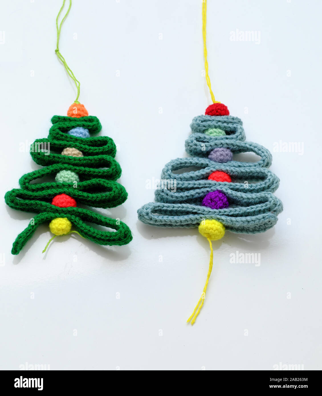 Zwei Weihnachten ribbon Baum und bunten Kugeln auf weißen Hintergrund für Dekor Winterurlaub, handgefertigtes Ornament für dekorieren Häkeln aus Garnen Stockfoto