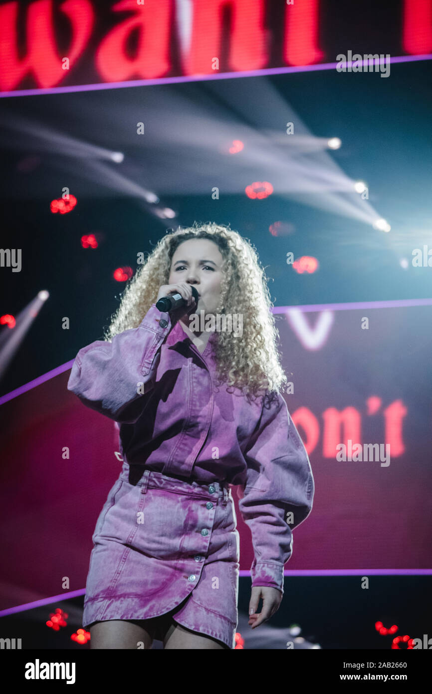 Zürich, Schweiz. 22., November 2019. Die norwegische Sängerin und Songwriterin Emma Steinbakken führt ein Live Konzert während der Energy Star-Nacht 2019 im Hallenstadion in Zürich. (Foto: Gonzales Foto - Tilman Jentzsch). Stockfoto