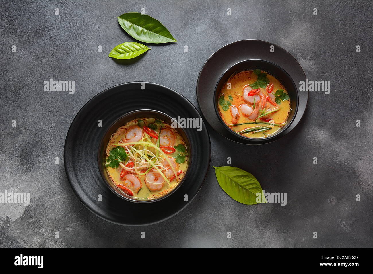 Laksa-Suppe – eine malaysische Kokos-Curry-Suppe mit Garnelen über ... Laksa-Suppe – eine malaysische Kokos-Curry-Suppe mit Garnelen über ...