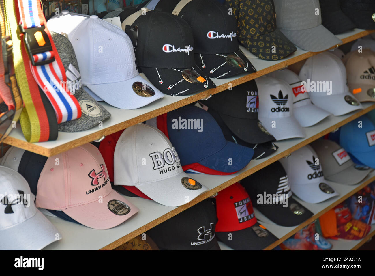 Gefälschte designer Baseball Caps in Store Stockfoto