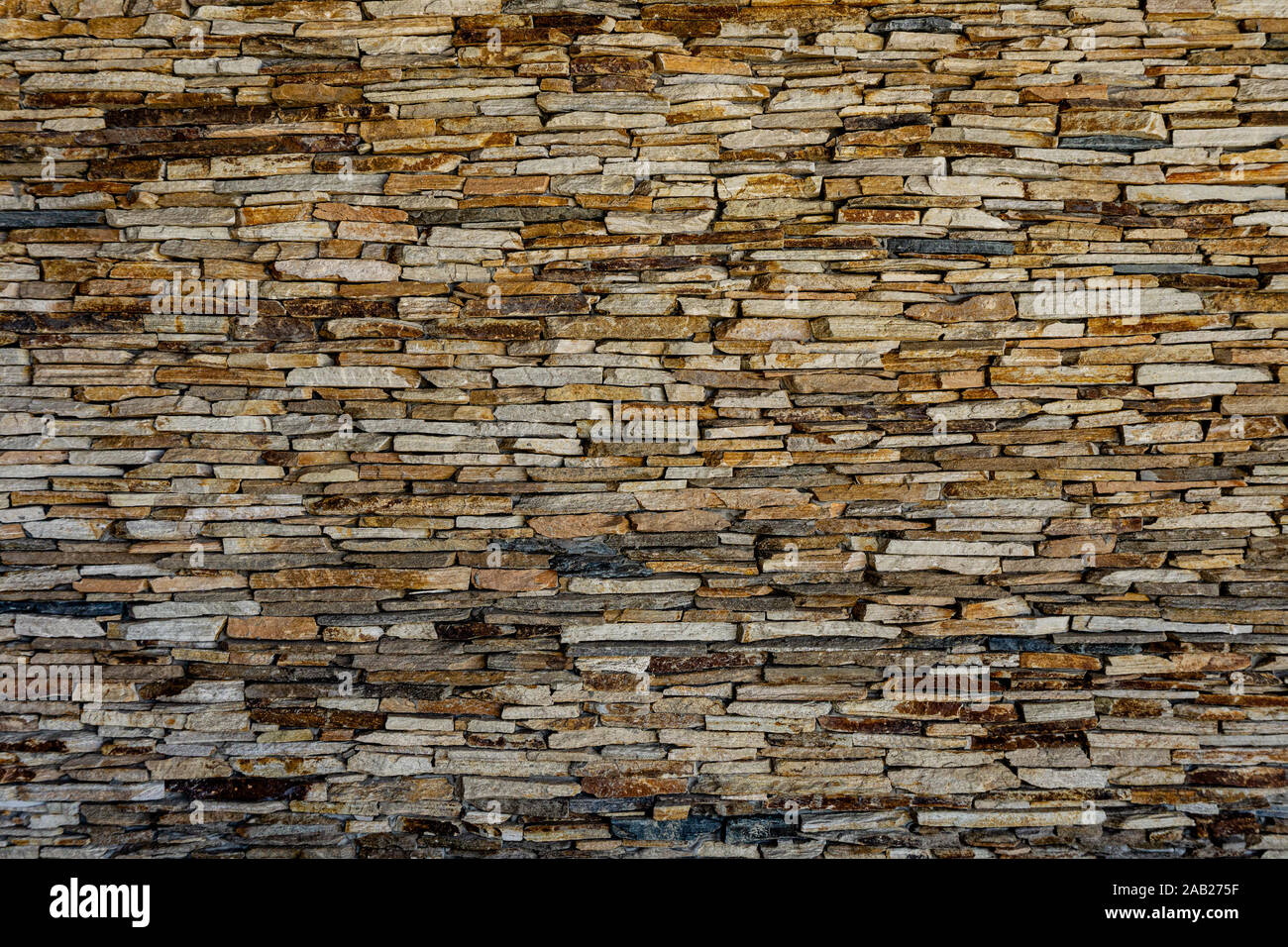 Wand aus Stein Schiefer. Muster der dekorativen Schiefer wand Oberfläche. Eine Wand des natürlichen flache Steine. Textur für Hintergrund. Viele schiefer Fliesen an der Wand Stockfoto