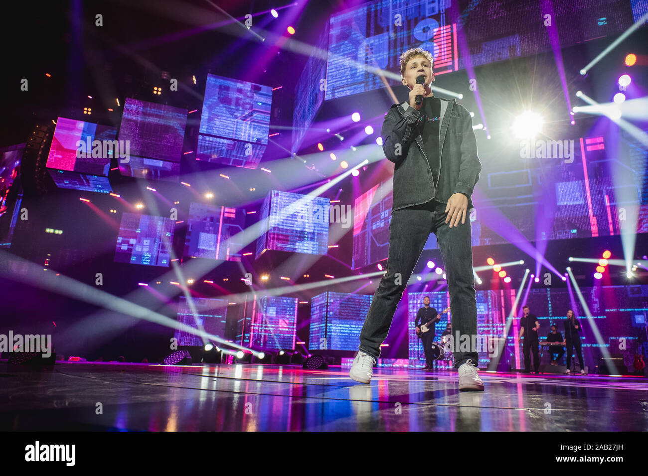 Zürich, Schweiz. 22., November 2019. Der deutsche Sänger und Songwriter Tim Bendzko führt ein Live Konzert während der Energy Star-Nacht 2019 im Hallenstadion in Zürich. (Foto: Gonzales Foto - Tilman Jentzsch). Stockfoto