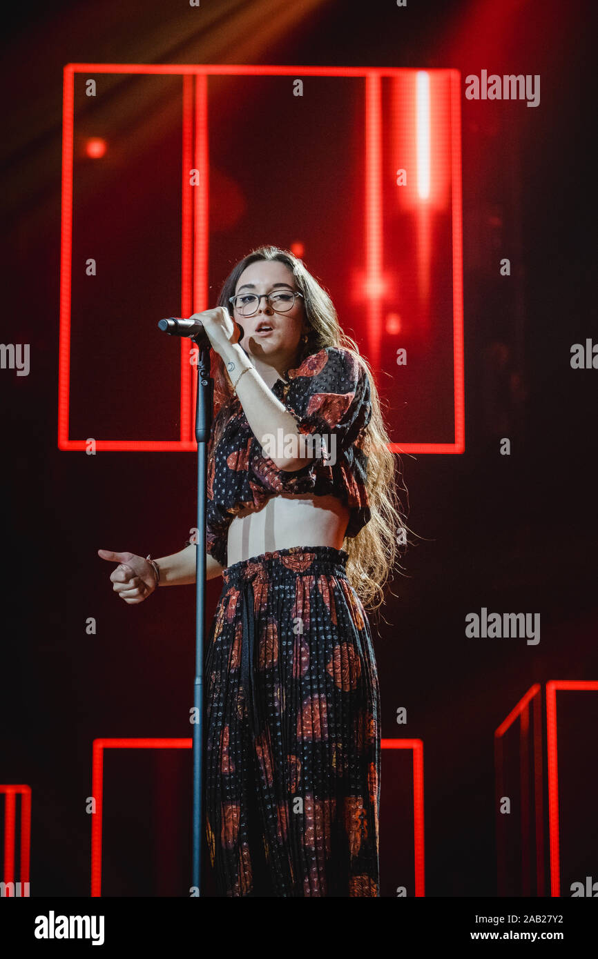 Zürich, Schweiz. 22., November 2019. Der Schweizer Sänger, Songwriter und Musiker Veronica Fusaro führt ein Live Konzert während der Energy Star-Nacht 2019 im Hallenstadion in Zürich. (Foto: Gonzales Foto - Tilman Jentzsch). Stockfoto