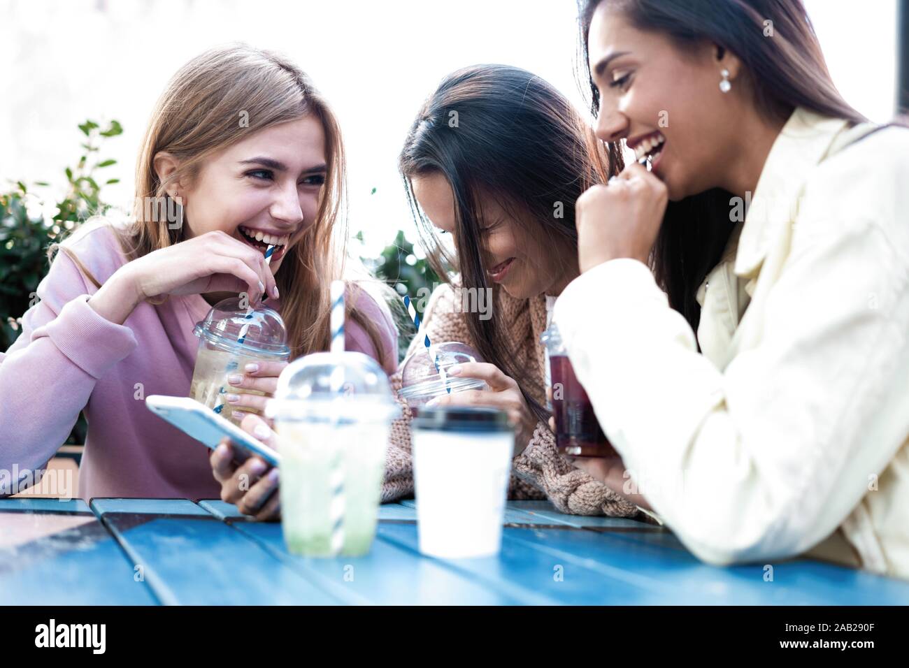 Gruppe von Freunden trinken Cocktails an der Bar im freien Stockfoto