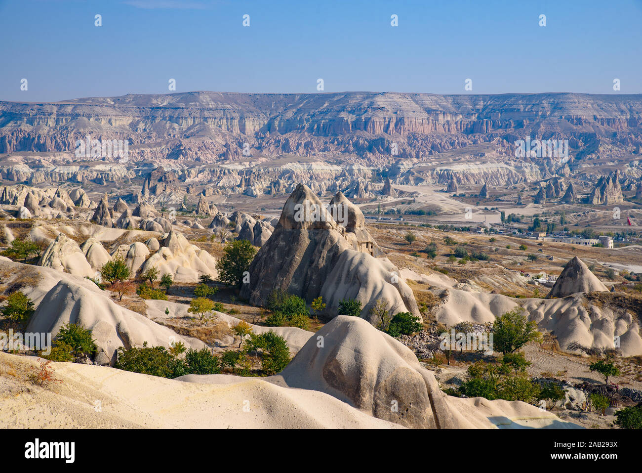 Felsformationen von Bergketten, Täler und Gipfel im Nationalpark Göreme in Kappadokien, Türkei Stockfoto