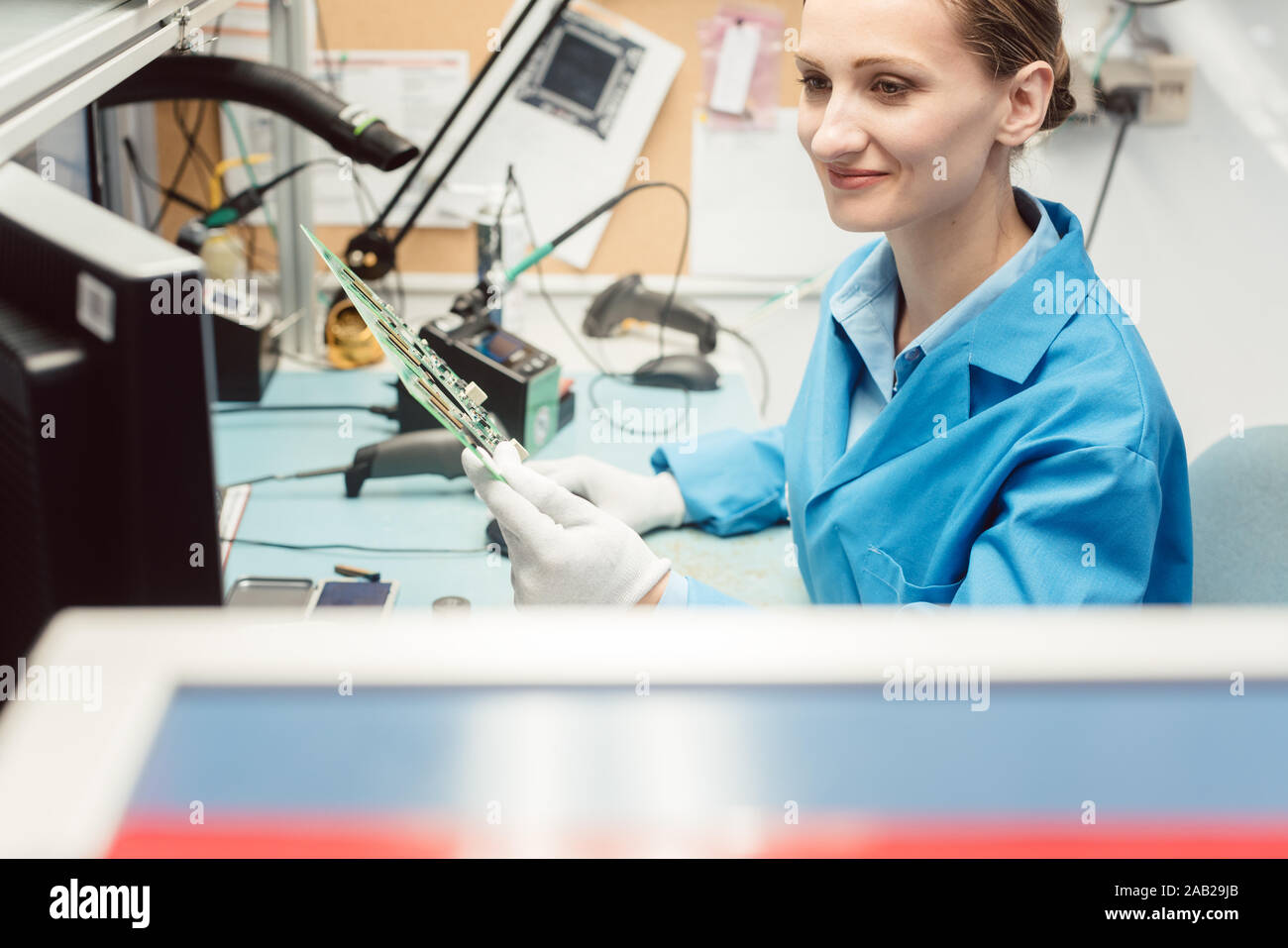 Optische Qualitätskontrolle und Montage Inspektion der ein elektronisches Gerät Stockfoto