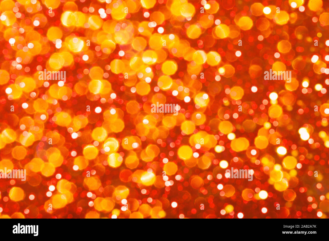 Orange und Rot festliche Hintergrund mit funkelt in das Bokeh. Das Konzept der Feier, der Tag von St. Valentin, Neujahr, Geburtstage, Feierlichkeiten, Veranstaltungen, etc. Stockfoto