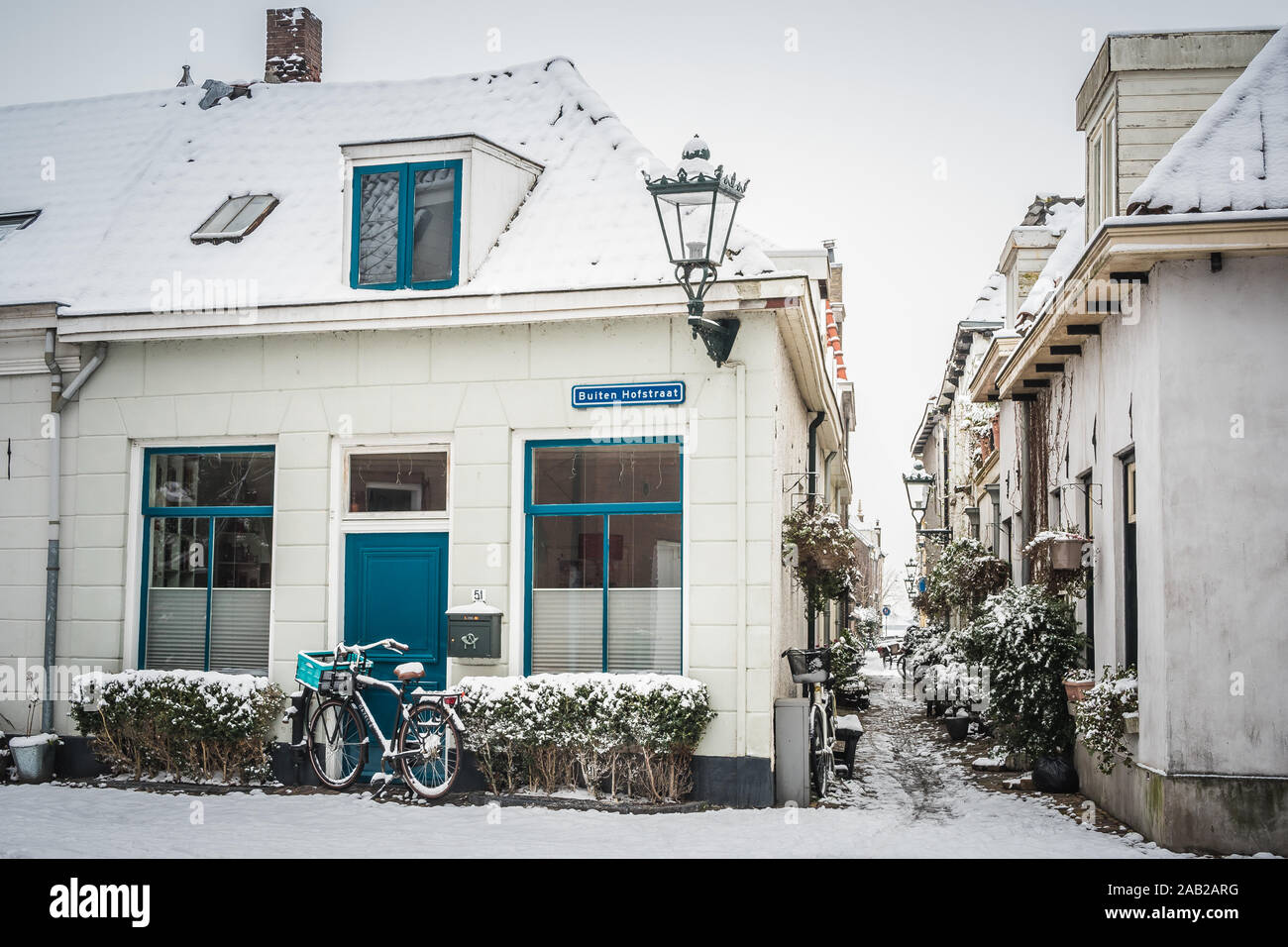 Schnee in der Buiten Hofstraat und Schapensteeg in Kampen, Niederlande. Das Weiße Haus nun auch weiße Dächer. Stockfoto