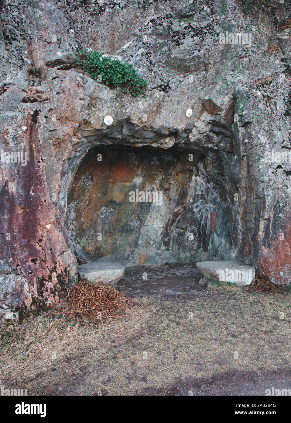 Kleine Höhle mit Sitze in Rock in der Bergianska Tradgarden geschnitzt, (Bergius Botanischer Garten), Frescati, Stockholm, Schweden Stockfoto