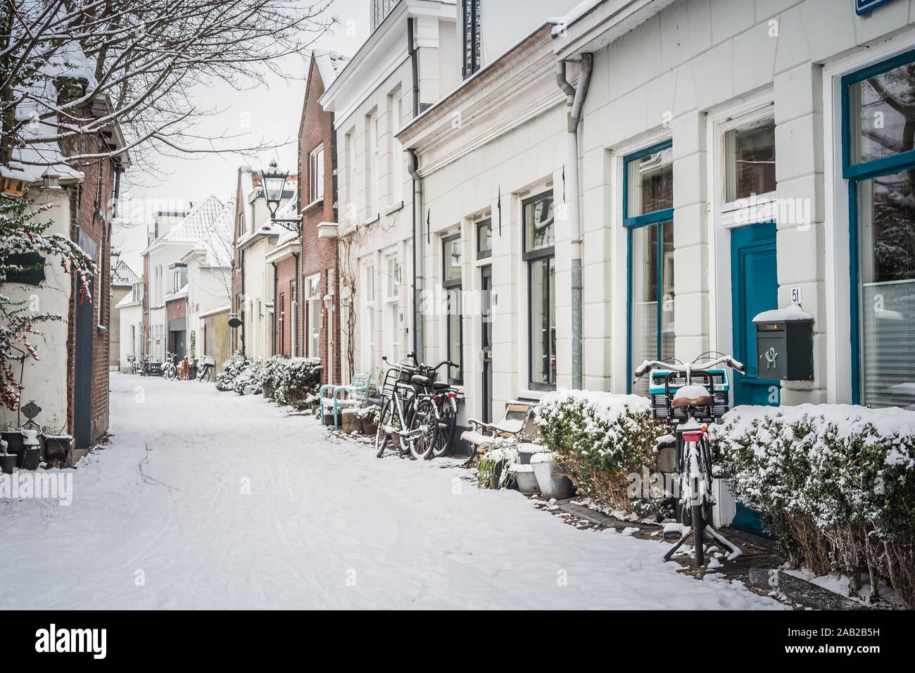 Schnee in der Buiten Hofstraat in Kampen, Niederlande. Das Weiße Haus nun auch weiße Dächer. Stockfoto