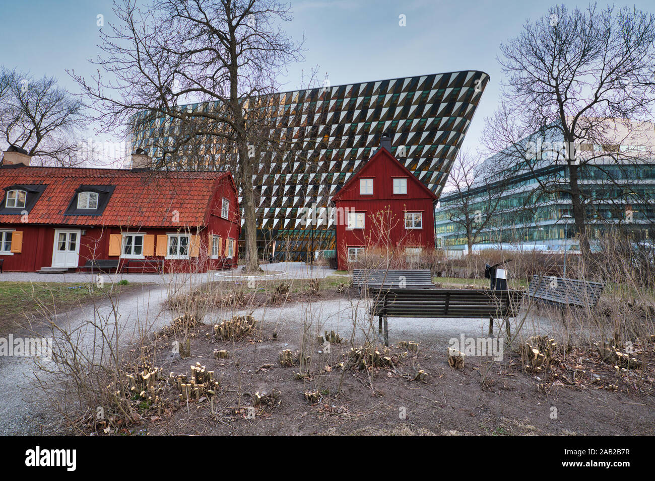 Traditionelle Holz Rote Falun Häuser vor der Aula Medica, Karolinska