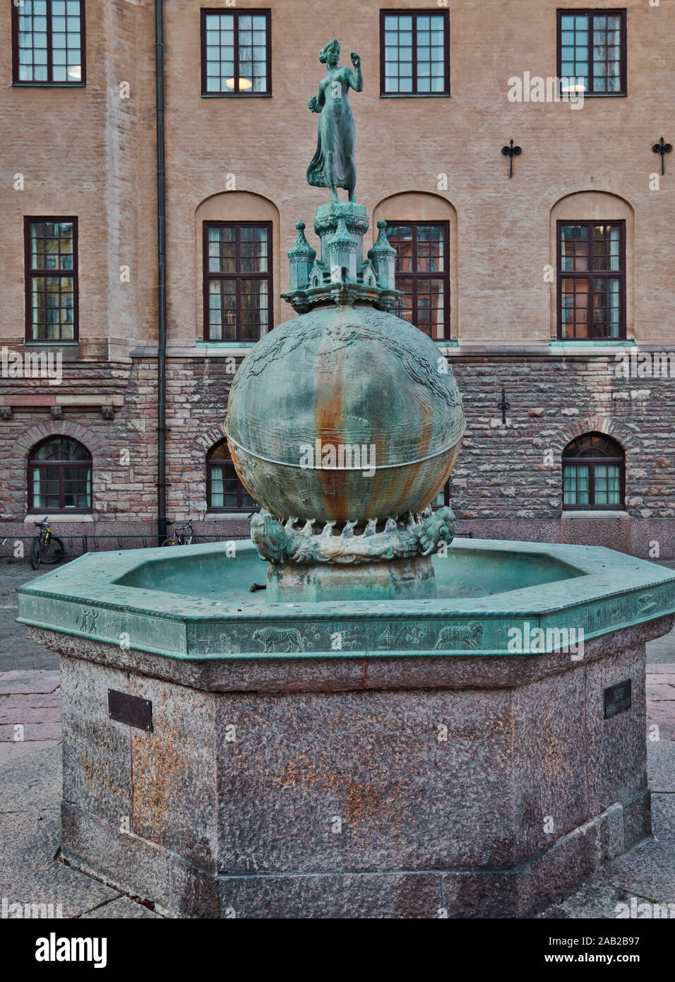 Brunnenskulptur aus Bronze von Justitia, Justizgottheit, Stockholmer Gerichtsgebäude, Kungsholmen, Stockholm, Schweden Stockfoto