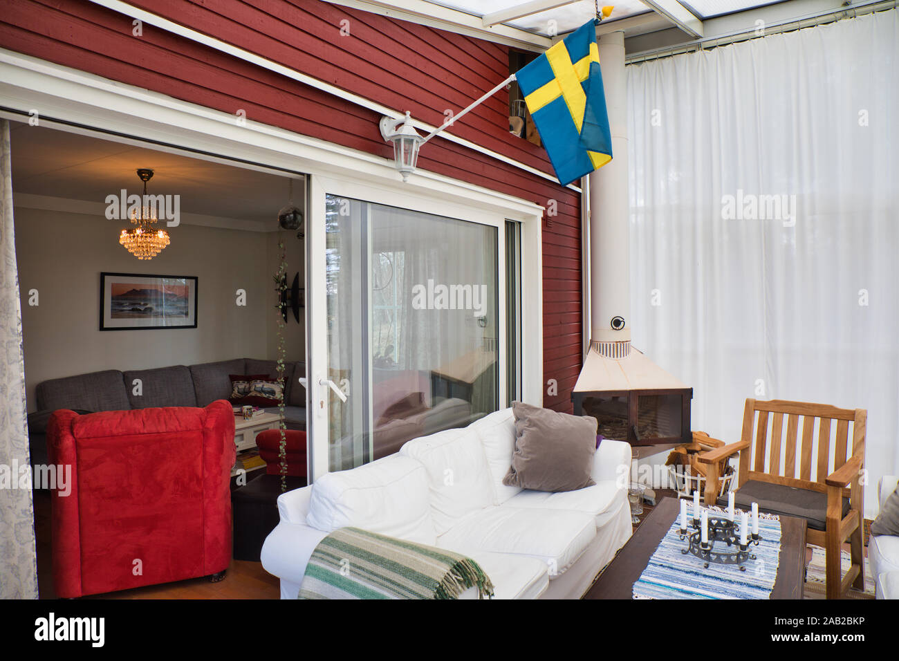 Innenraum der typisch schwedischen Vorstadthaus mit Schiebetüren zwischen Lounge und im Sommer eine Lounge, Upplands Vasby, Stockholm, Schweden Stockfoto