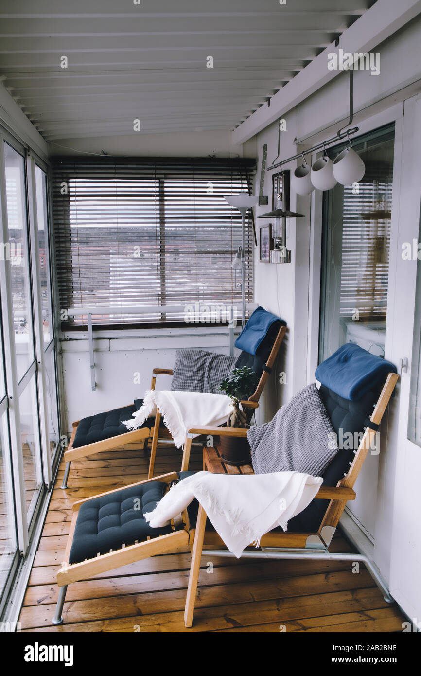 Stilvolle schwedische Apartment Terrasse mit Liegestühlen umgeben, Holzterrasse und Glasschiebetüren, Upplands Vasby, Stockholm, Schweden Stockfoto