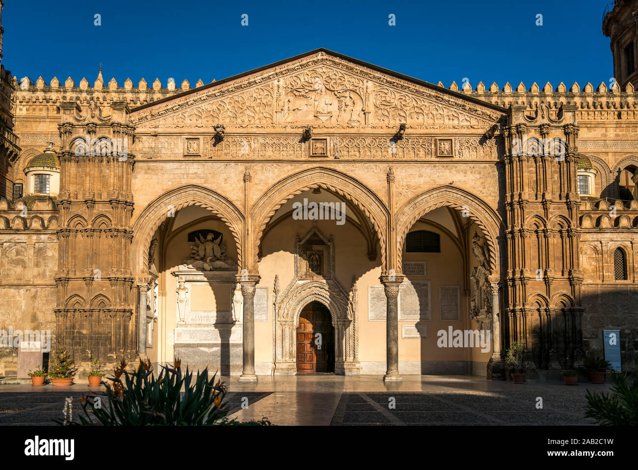 Portikus der Kathedrale Maria Santissima Assunta, Palermo, Sizilien, Italien, Europa | Kathedrale der Himmelfahrt der Jungfrau Maria Portico, Palermo, Stockfoto