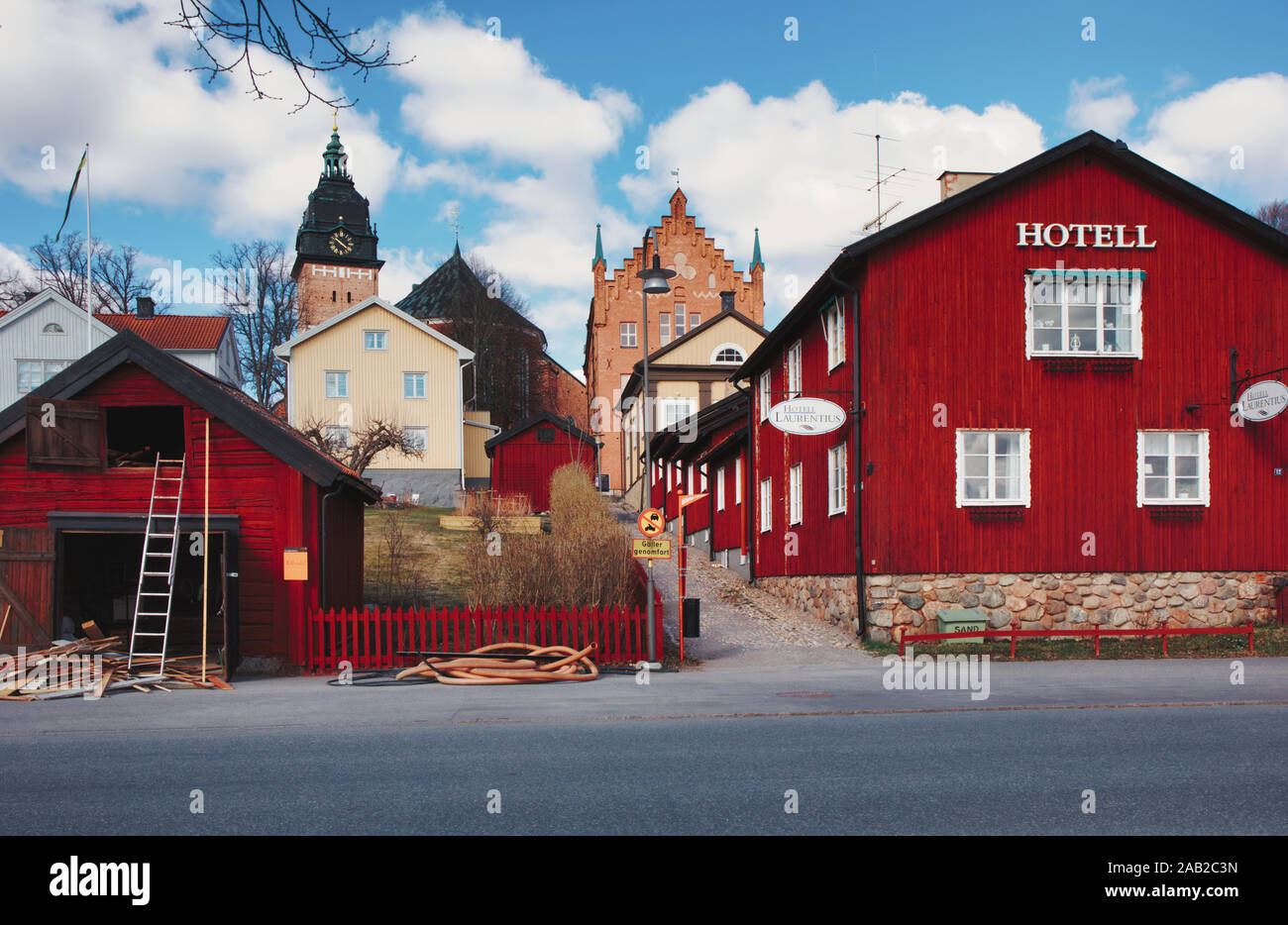 Hotel Laurentius, Turm der Strangnas Kathedrale und Roggeborgen, Strangnas, Sodermanland County, Schweden Stockfoto