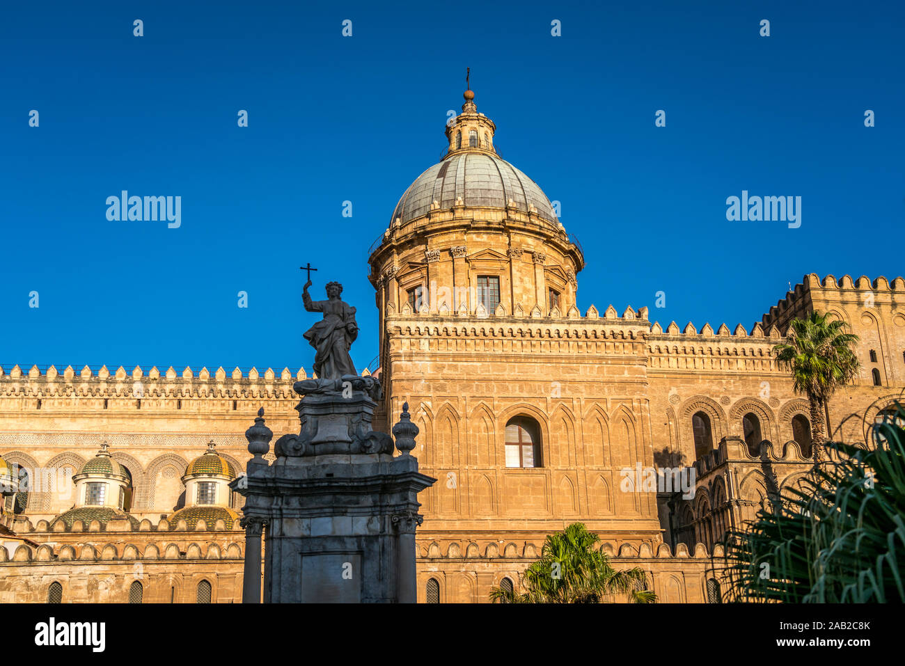 Statue der Heiligen Rosalia der Kathedrale Maria Santissima Assunta, Palermo, Sizilien, Italien, Europa | Statue der Hl. Rosalia vor o Stockfoto