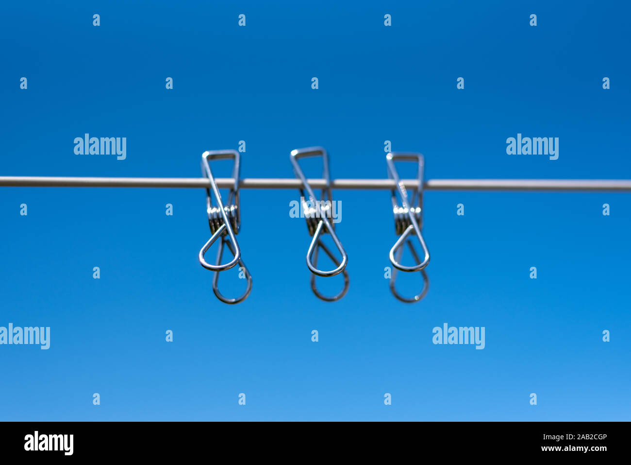 Verringern, Wiederverwenden, Recyceln, die Veränderung sein, Metall langlebige Wäscheklammern, Wäsche trocknen in der Sonne, wählen Sie die Erde, Umweltfreundlich. Stockfoto