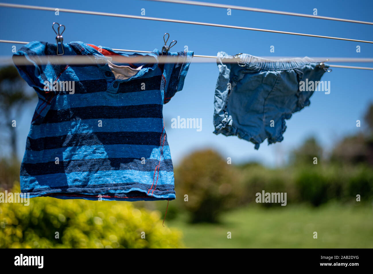 Verringern, Wiederverwenden, Recyceln, die Veränderung sein, Metall langlebige Wäscheklammern, Wäsche trocknen in der Sonne, wählen Sie die Erde, Umweltfreundlich. Stockfoto