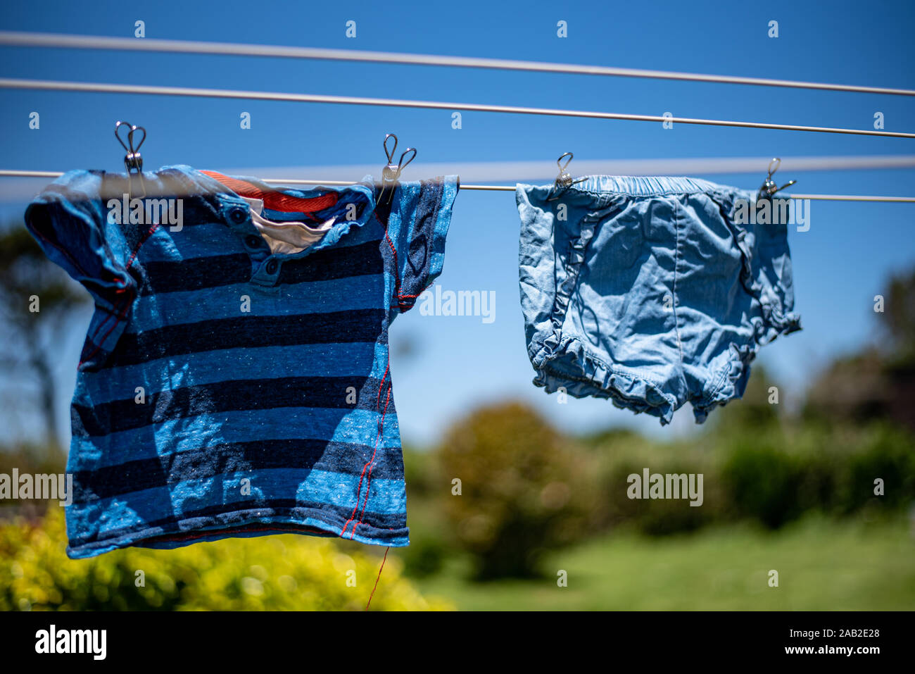 Verringern, Wiederverwenden, Recyceln, die Veränderung sein, Metall langlebige Wäscheklammern, Wäsche trocknen in der Sonne, wählen Sie die Erde, Umweltfreundlich. Stockfoto