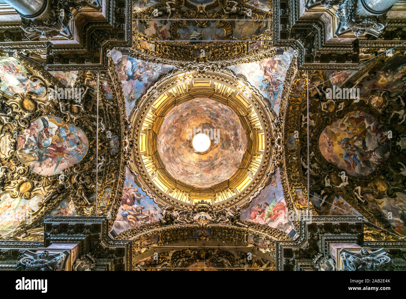 Kuppel im Innenraum der Basilika San Giuseppe dei Teatini, Palermo, Sizilien, Italien, Europa | Kuppel der Basilika San Giuseppe dei Teatini inter Stockfoto