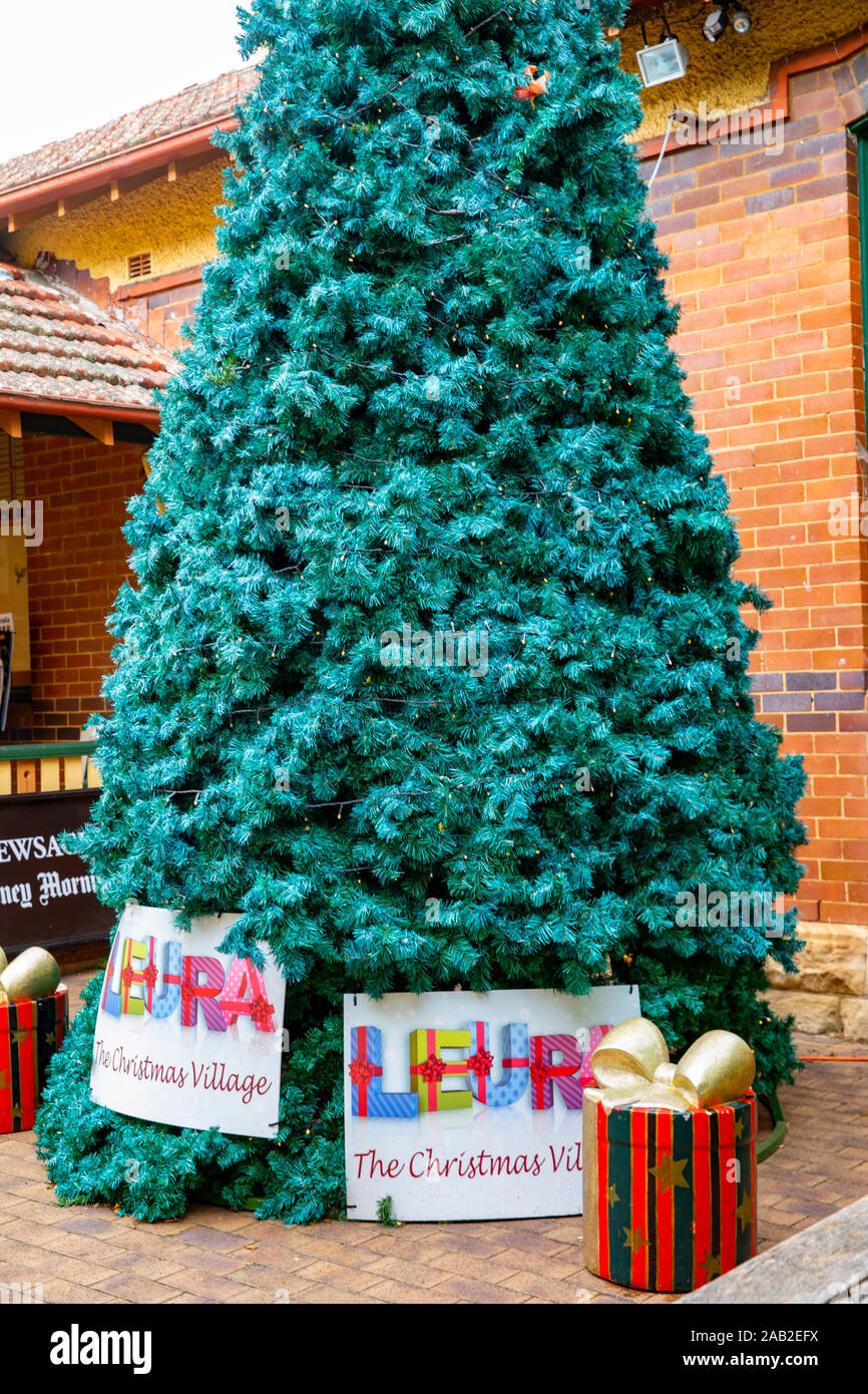 Weihnachtsbaum im öffentlichen Raum im Dorf Leura in den Blue Mountains, New South Wales, Australien Stockfoto