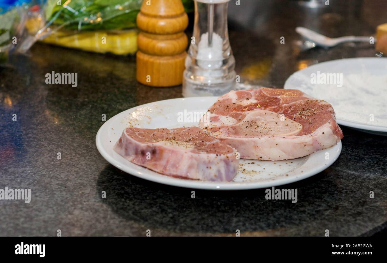 Zwei gepfeffert Kalbfleisch shanks auf einem Teller in der Küche Stockfoto