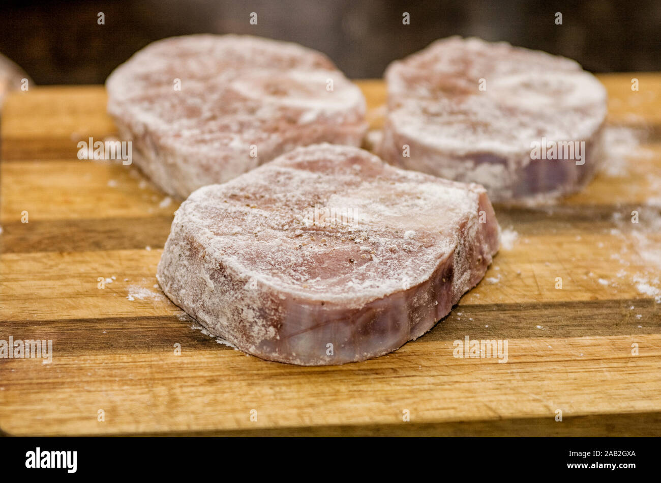 Drei Kalbfleisch Schäfte in Mehl auf ein Brett Stockfoto