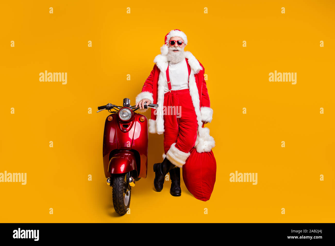 Weihnachten Geschenk liefern. Volle Größe Foto lustig grauen Bart  Weihnachtsmann Treiber in Red Hat halten Big x-mas Sack stand Motorrad  tragen Shirt Stockfotografie - Alamy