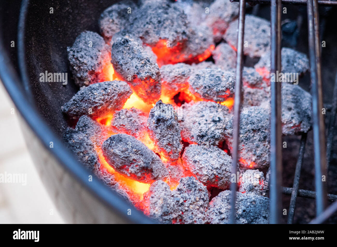 Heiße Kohle Kohlen brennen rot in einem Bbq in Adelaide, South Australia am 25. November 2019 Stockfoto