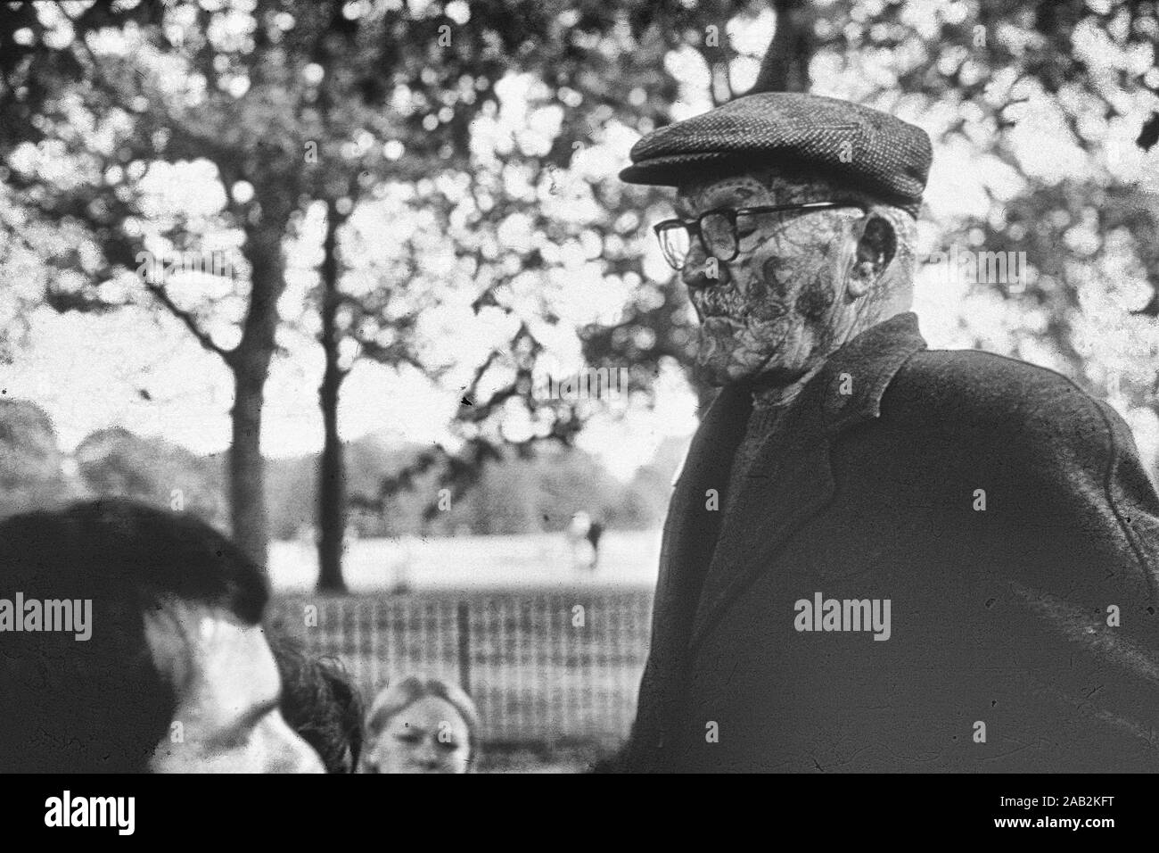 Ein älterer Mann mit Gesichts Tätowierungen bei Speaker's Corner in den 1970er Jahren am Hyde Park, London, UK Stockfoto