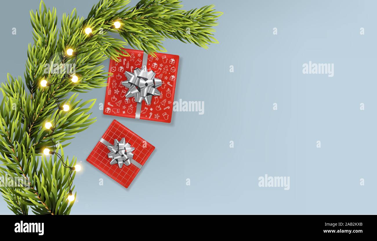 Frohe Weihnachten Banner mit Goldband Geschenkbox, tanne baum Blätter und warmen Lichtern. Silberner Hintergrund Vektor Stock Vektor