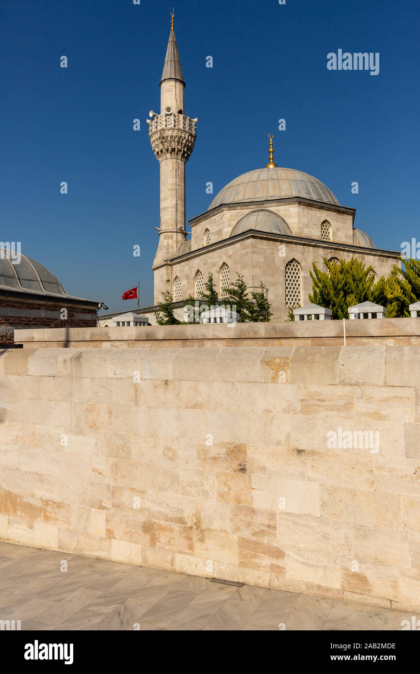 Minarett und die Wände von Semsi Pasa Cami in Uskudar Bezirk, Istanbul. Stockfoto