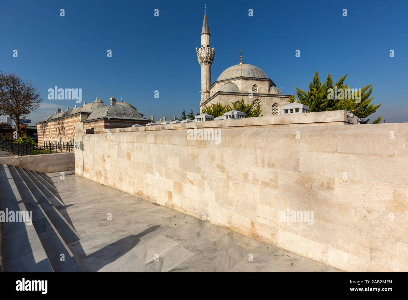 Minarett und die Wände von Semsi Pasa Cami in Uskudar Bezirk, Istanbul. Stockfoto
