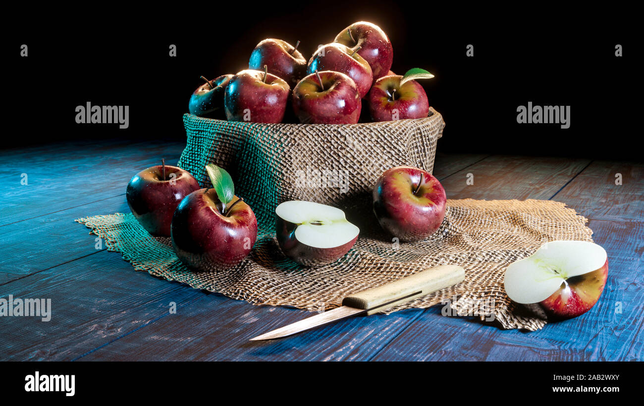 Frische ganze und halbe schneiden Äpfel in einer Schale auf bewaldeten Tisch mit Messer. Stockfoto