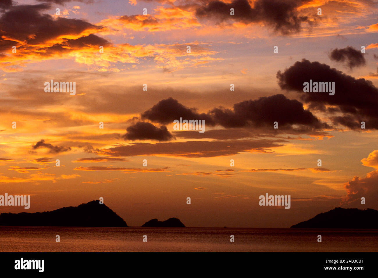 Pazifikkueste und Abendhimmel, NP Santa Rosa, Costa Rica, Pazifikküste und Küstenregenwald in Abend, Stockfoto