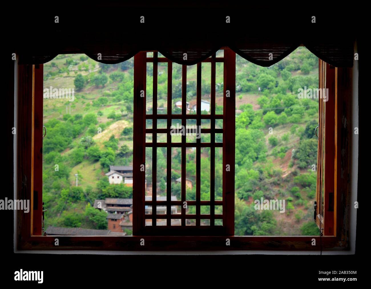 Fenster öffnen im Dorf Nuodeng, Provinz Yunnan, China Stockfoto