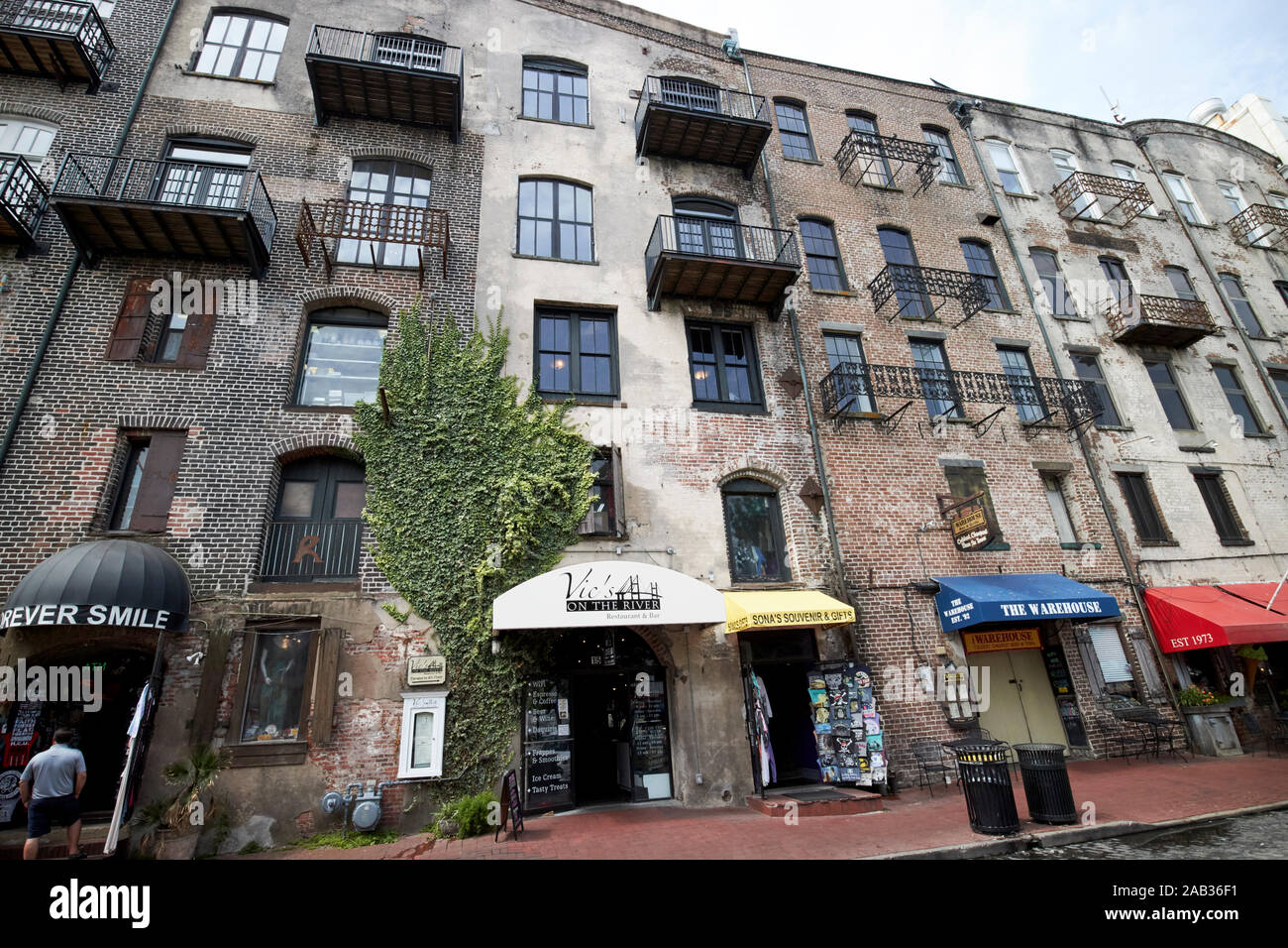 Vics auf dem Fluss Restaurant und Bar im alten Baumwolllager River Street Savannah Georgia USA Stockfoto