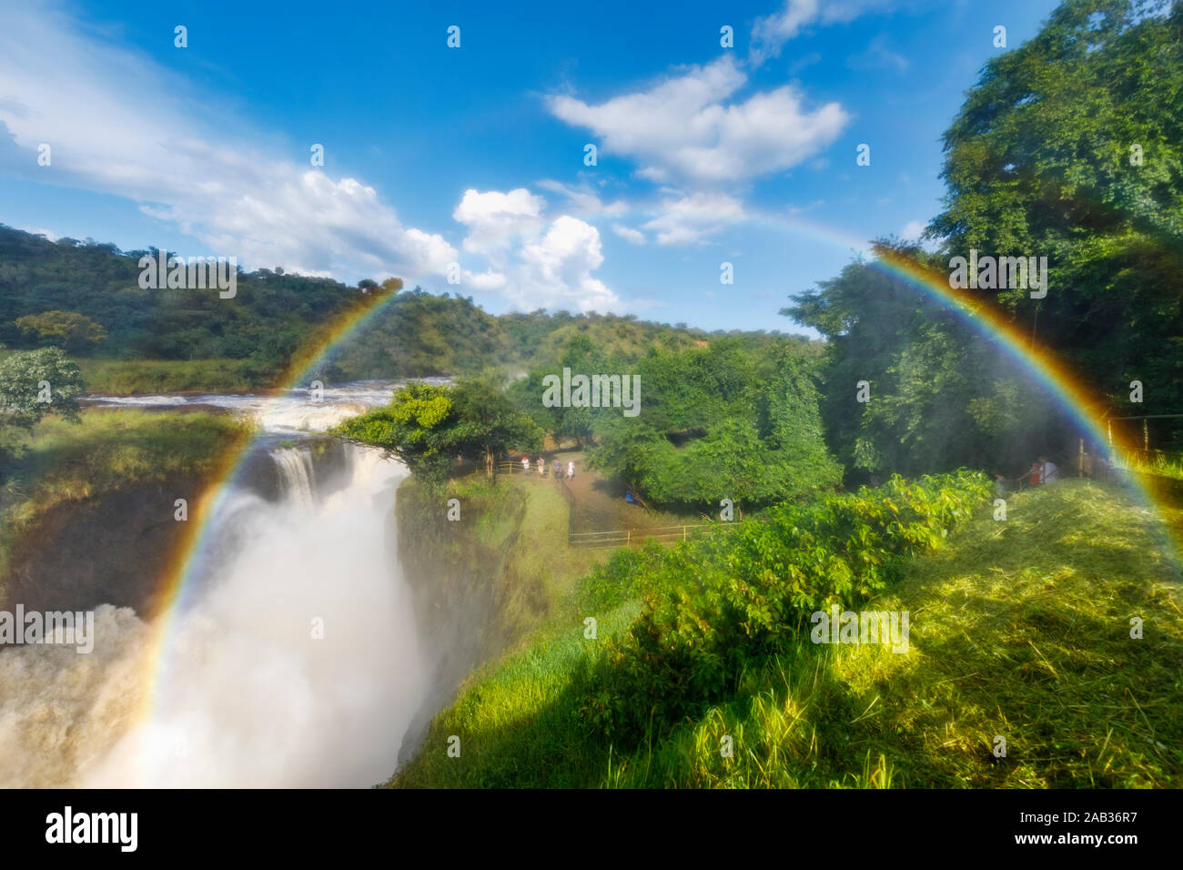 Ein Regenbogen im Spray über Murchison Falls (Kabalega Falls), einem Wasserfall, zwischen den Seen Kyoga und Albert auf der Victoria Nil in NW Uganda Stockfoto