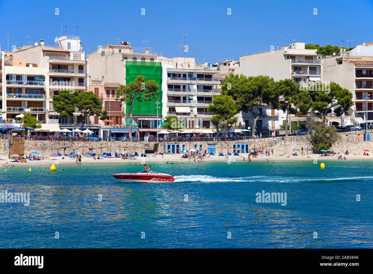 Motorboot am Badestrand, Porto Christo, Manacor, Mallorca, Balearen, Spanien Stockfoto