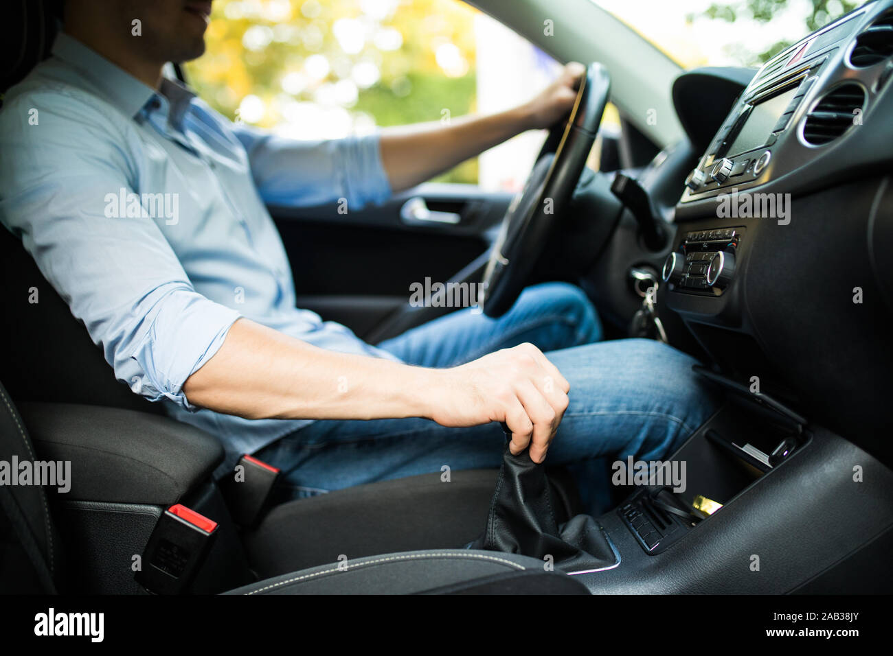 Mann fahren Auto mit der Hand am Getriebe Stockfoto