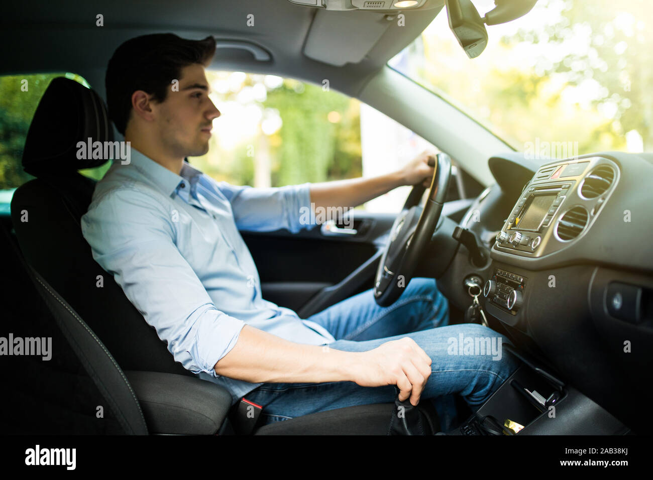 Mann fahren Auto mit der Hand am Getriebe Stockfoto
