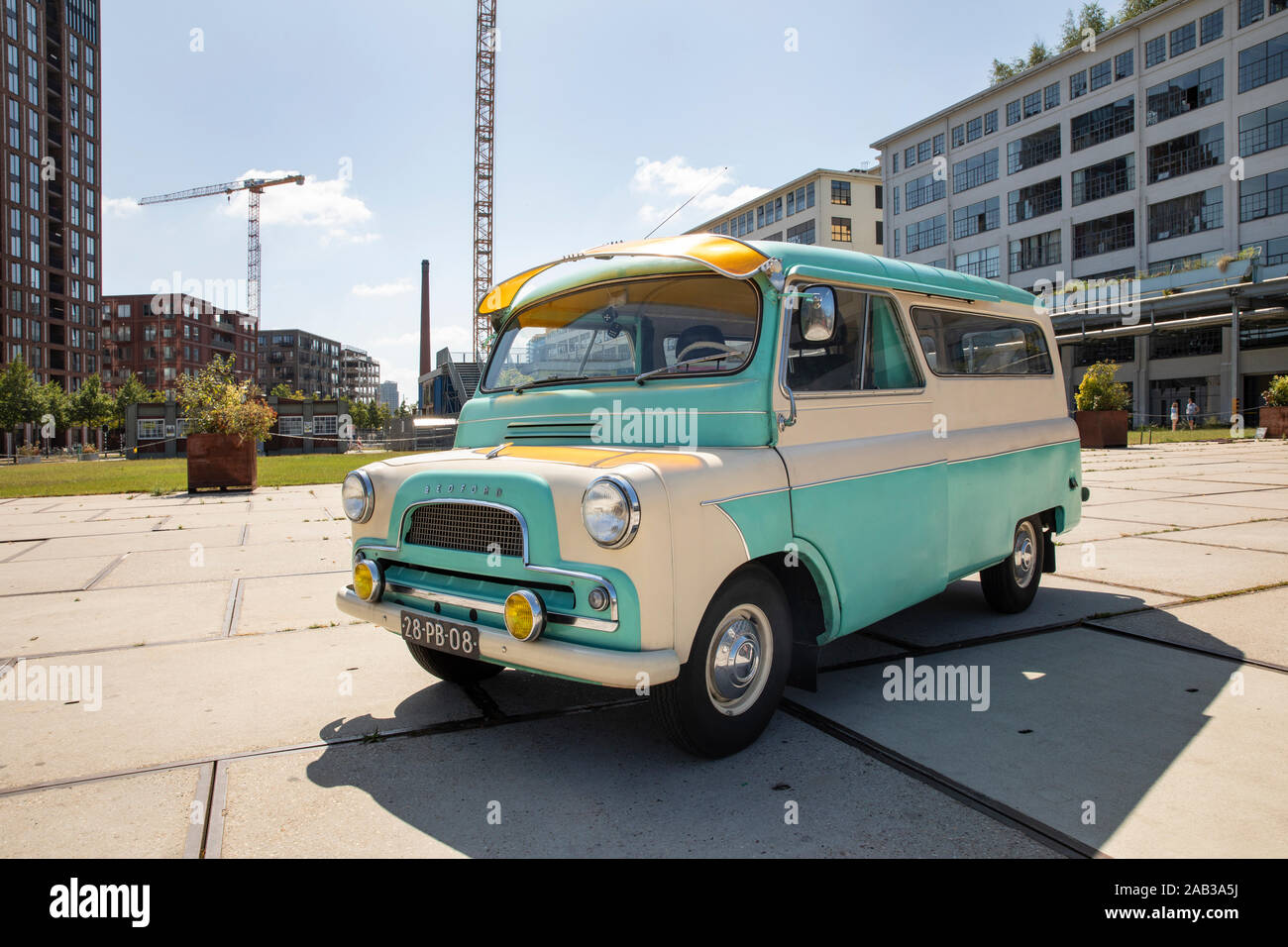 Eindhoven, Niederlande, 29. Juli 2019. Ein Vintage Retro restauriert Bedford Englisch Auto in pastelligen Farben, Blau und Weiß Creme am Ketelhuisplein Stockfoto