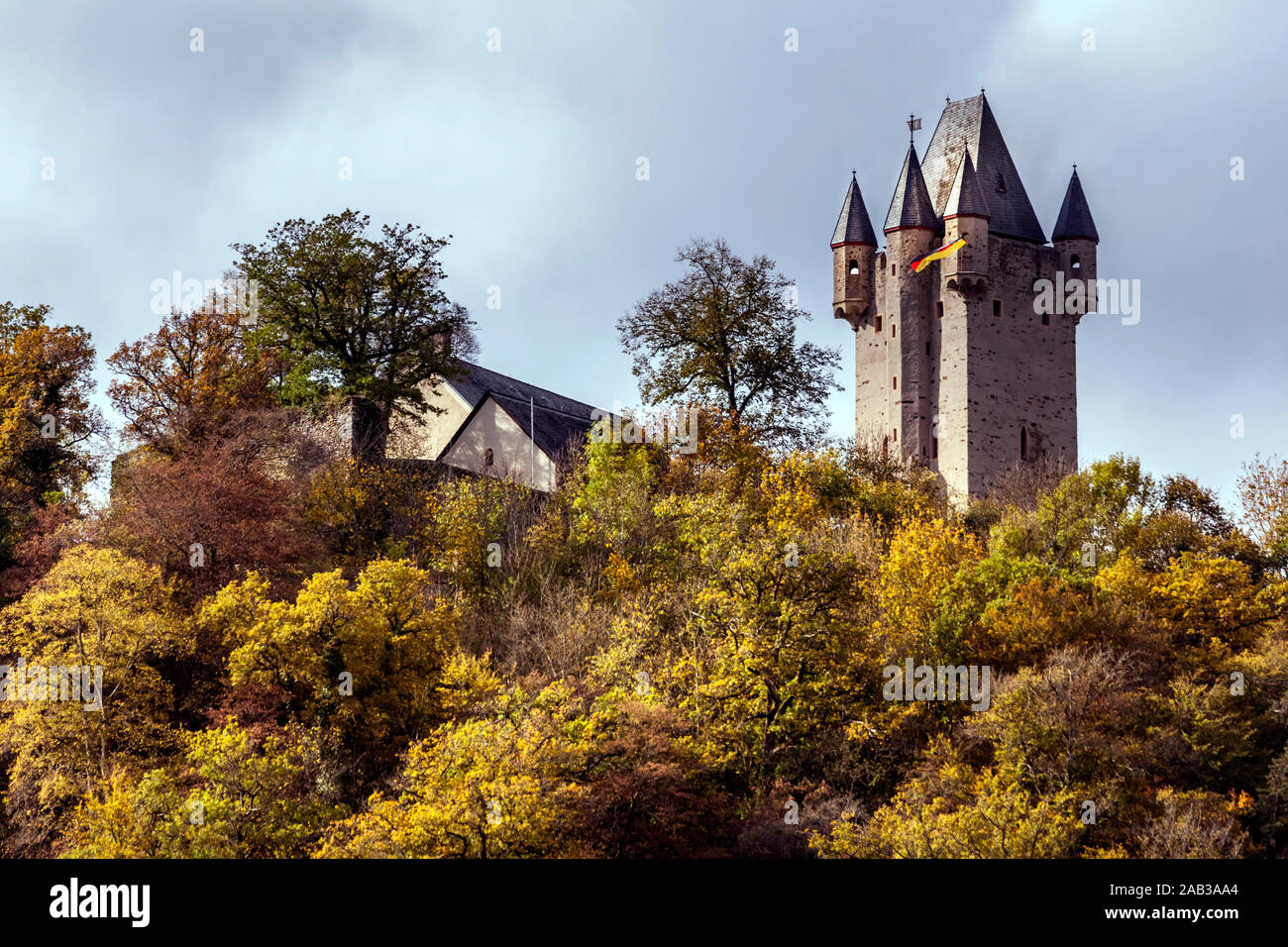 Burg Nassau Oranien, eine Burg, die sichtbar ist 120 m über dem Fluss Lahn. Stockfoto