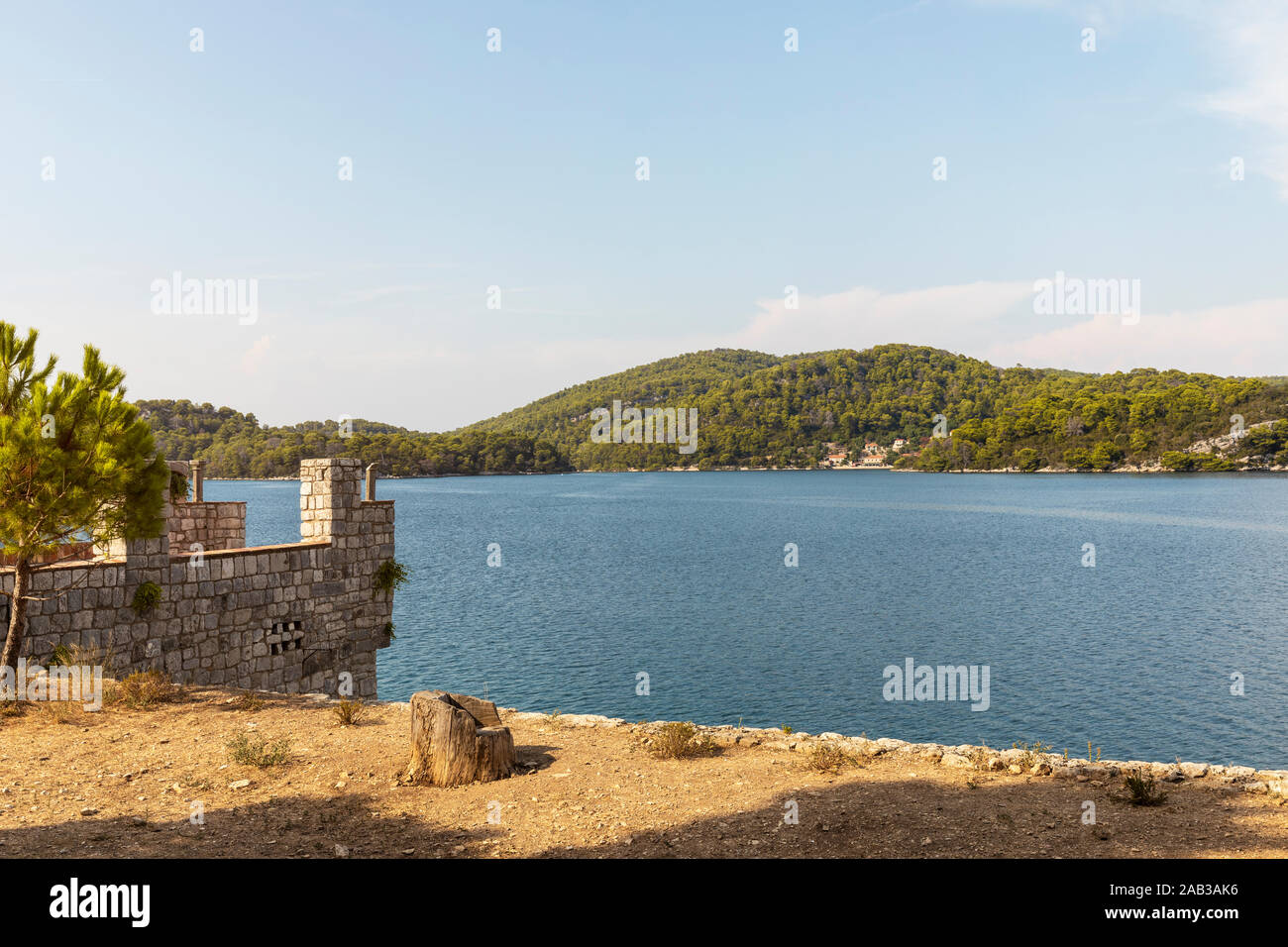 Umgebung Blick von der kleinen Insel Saint Mary auf Mljet Malo jezero, der schönen Salz wasser Seen und den Nationalpark unseco, Ruhe und pe Stockfoto