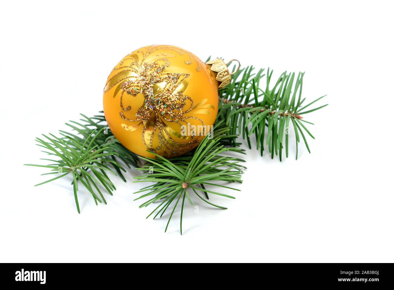 Nahaufnahme der goldene Weihnachten Kugel Dekoration auf Fir Tree Branches. Winterurlaub design Element. Frohes neues Jahr Konzept Stockfoto
