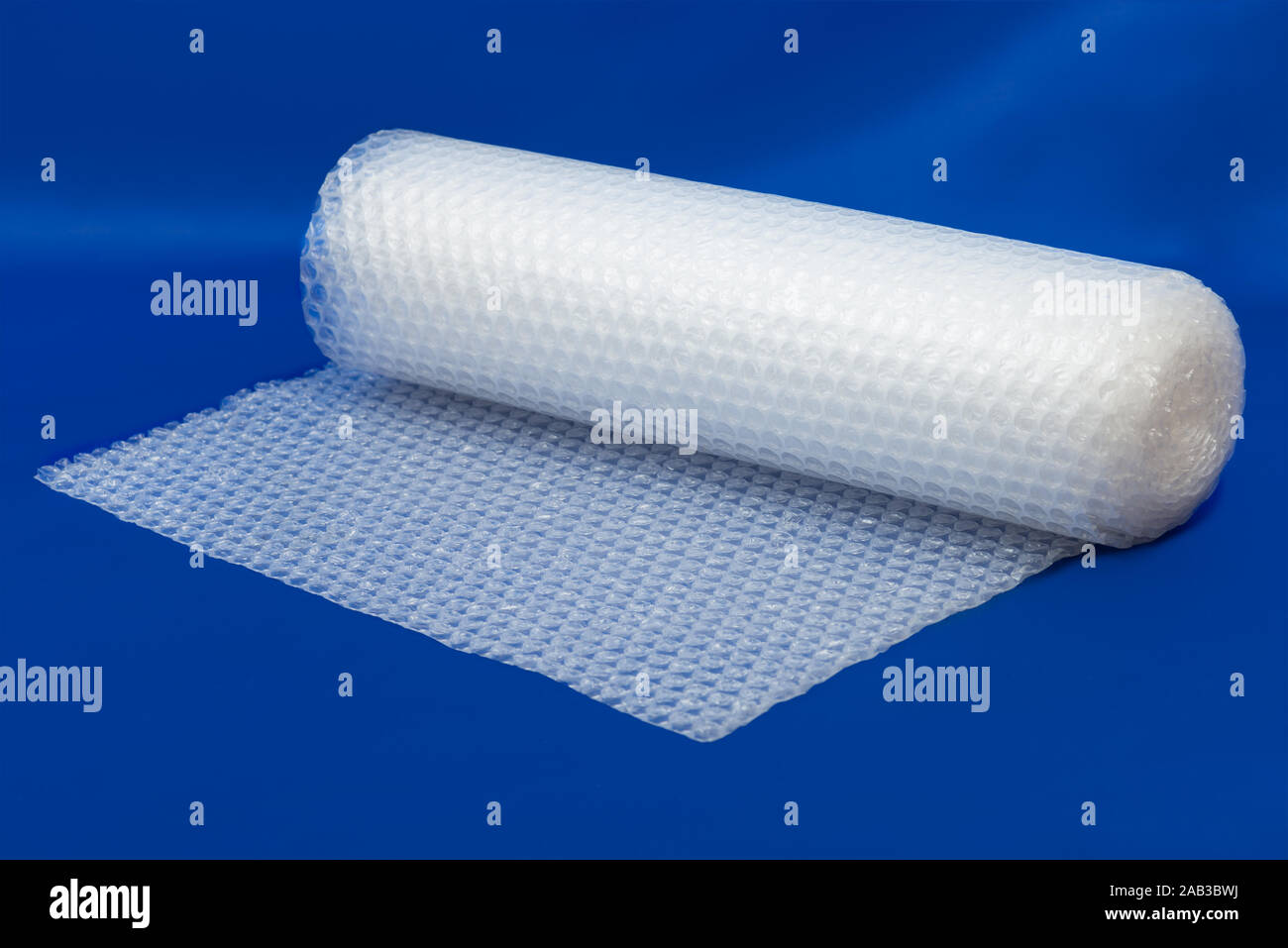 Verpackungs Luftpolsterfolie auf blau Farbe Hintergrund Stockfoto