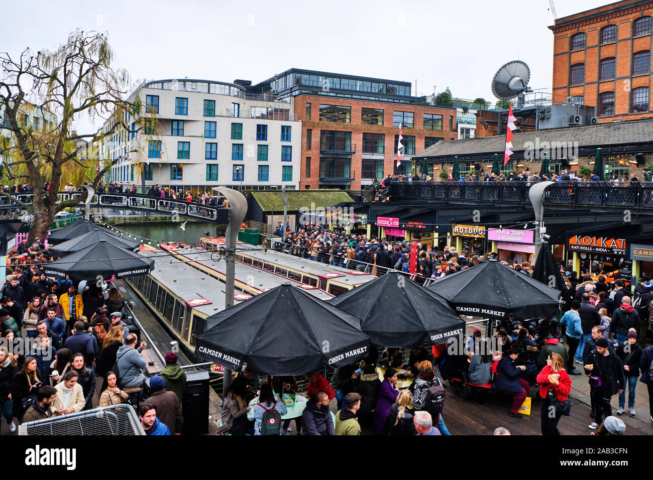 LONDON, UK - 30. Dezember 2018: Besucher am Camden Lock. Camden Lock, Camden Market, und Straßen in der Nähe sind die vierte - beliebte Attraktion im Stockfoto